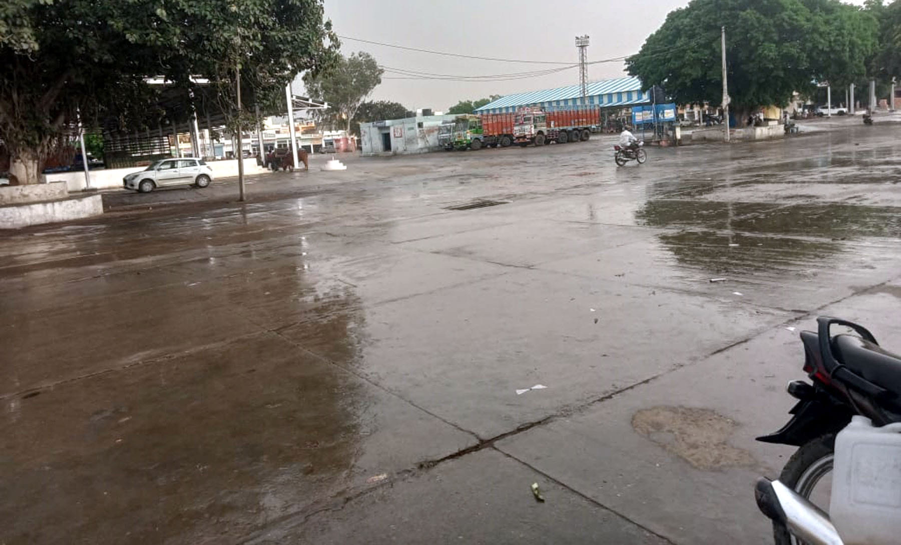 बूंदाबांदी के बीच करनाल रोड स गुजरते वाहन। संवाद बूंदाबांदी के बीच करनाल रोड स गुजरते वाहन। संवाद