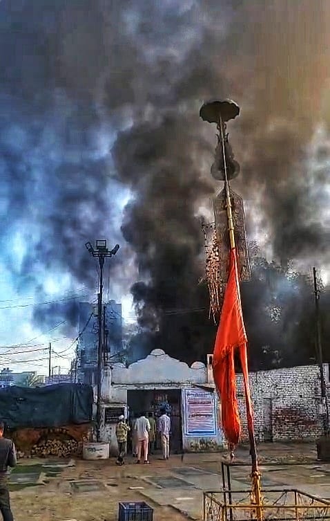 चौक में कारखाने में लगी आग।