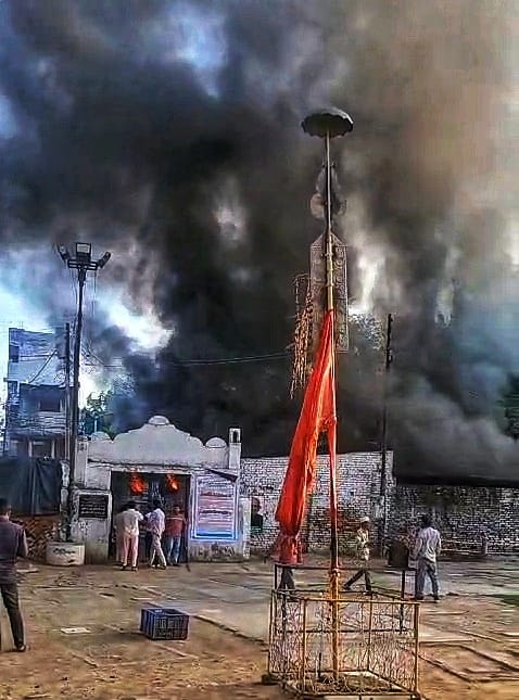 चौक में कारखाने में लगी आग।