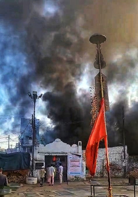चौक में कारखाने में लगी आग।