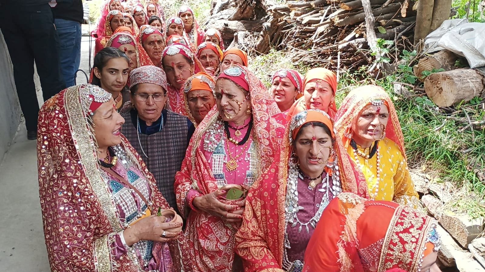 चपोहल गांव में राम कथा के लिए पवित्र बावड़ी से जल भरती महिलाएं व अन्य। संवाद