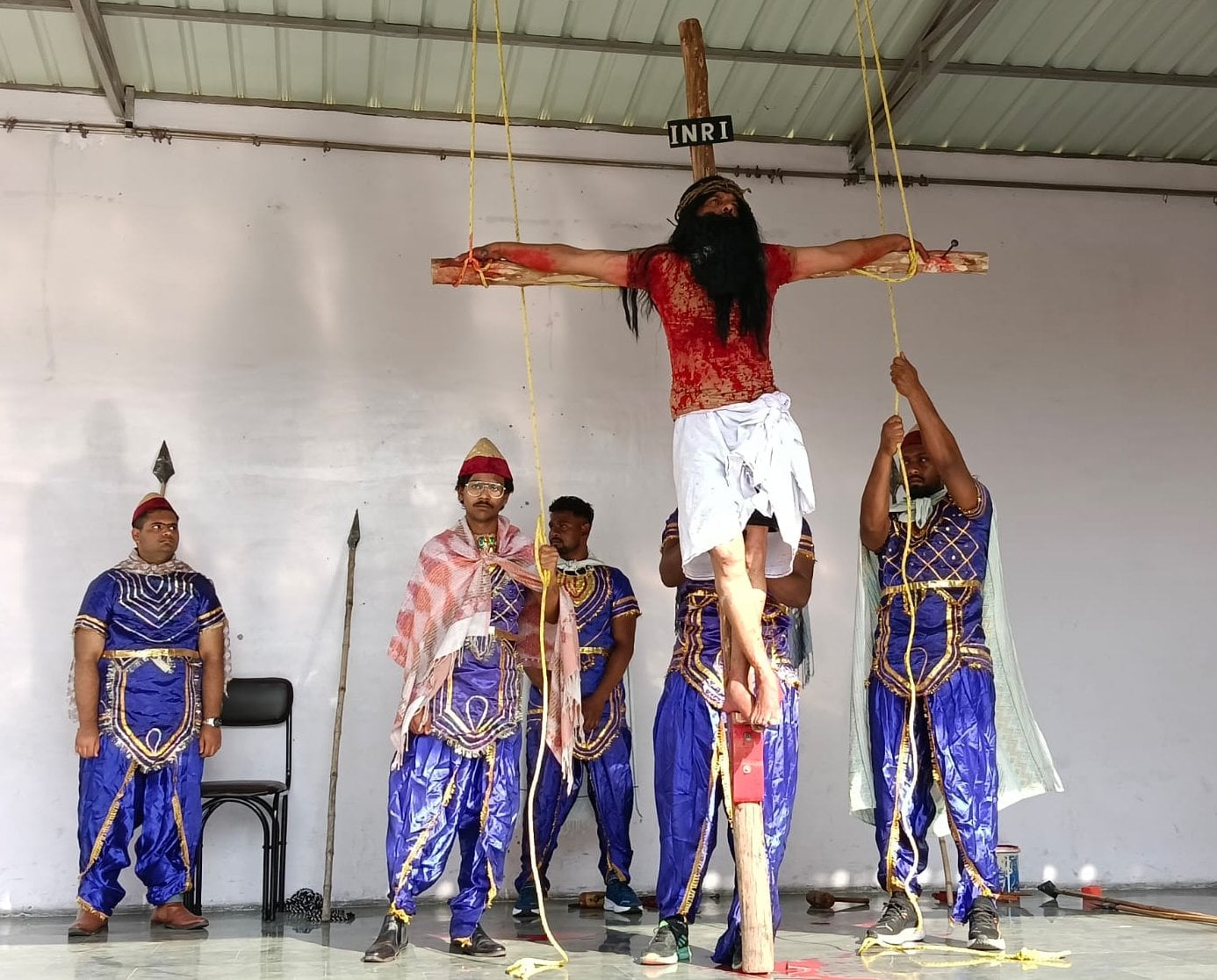 चर्च कंपाउंड स्थित सेंट थोमस चर्च में ईस्टर पर आयोजित कार्यक्रम में भाग लेते ईसाई समुदाय के लो