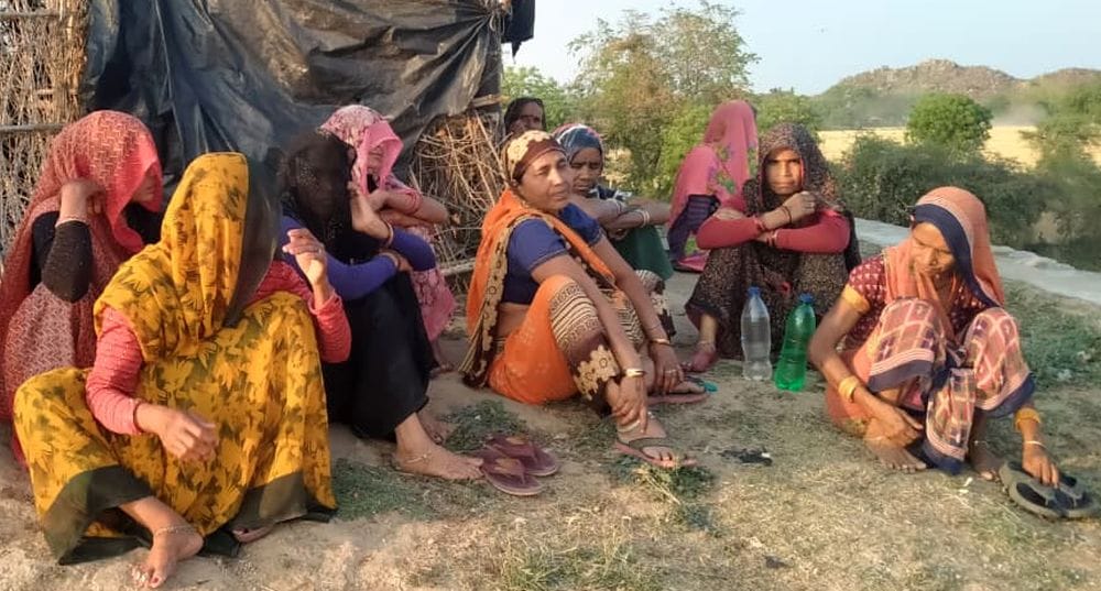 फोटो 03 एमएएचपी 17 परिचय-कमालपुरा बांध में नाव पलटने के बाद लोगों की जुटी भीड़। संवाद