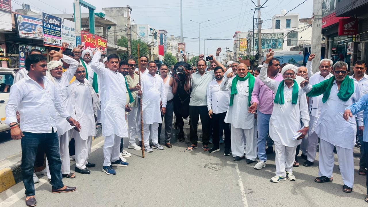 फोटो :24: सोनीपत के कुंडली स्थित फैक्टरी में लगी आग पर पानी की बौछार करती दमकल टीम। संवाद