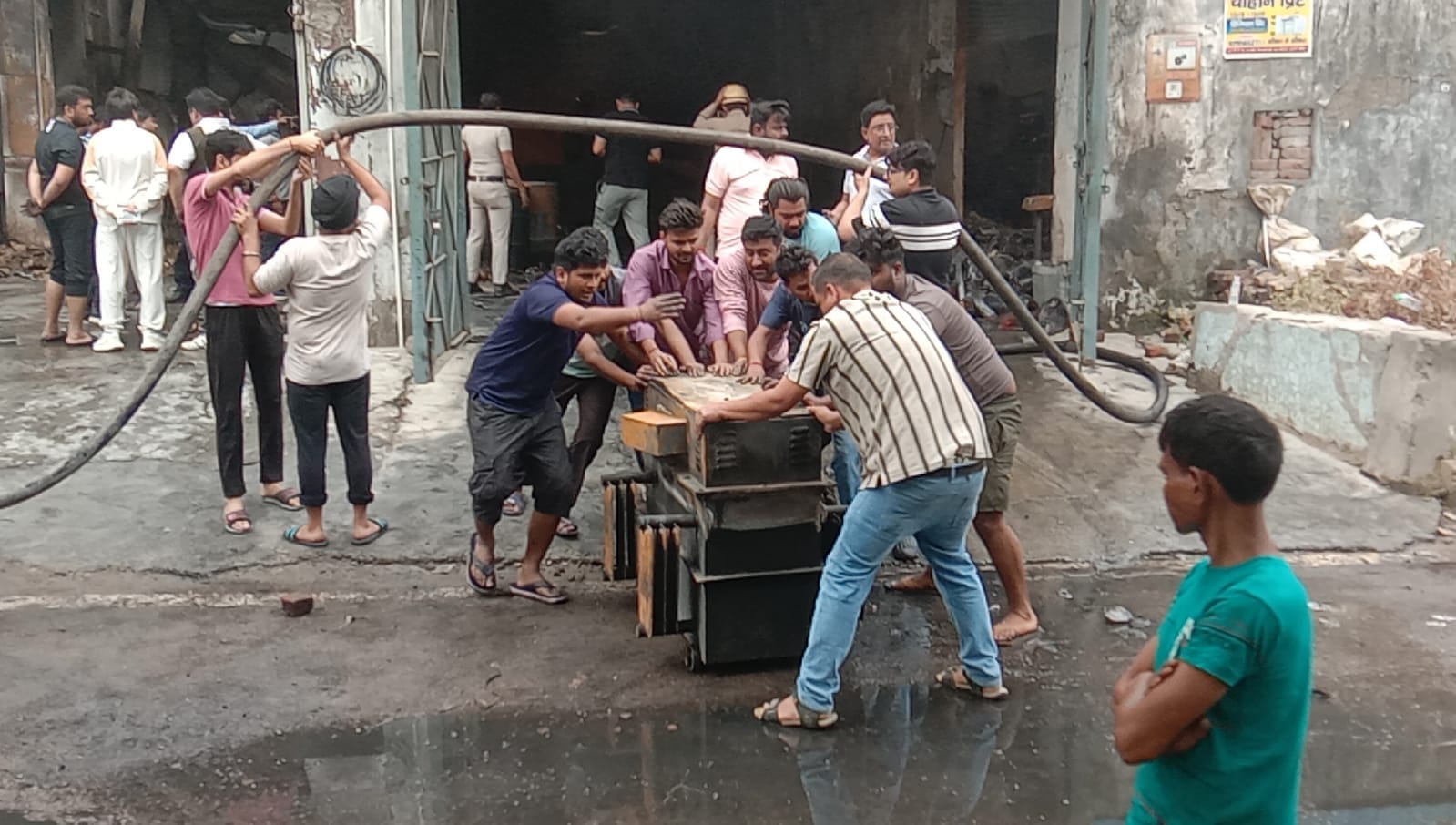 फोटो :24: सोनीपत के कुंडली स्थित फैक्टरी में लगी आग पर पानी की बौछार करती दमकल टीम। संवाद