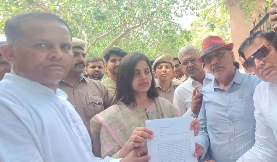 फोटो :24: सोनीपत के कुंडली स्थित फैक्टरी में लगी आग पर पानी की बौछार करती दमकल टीम। संवाद