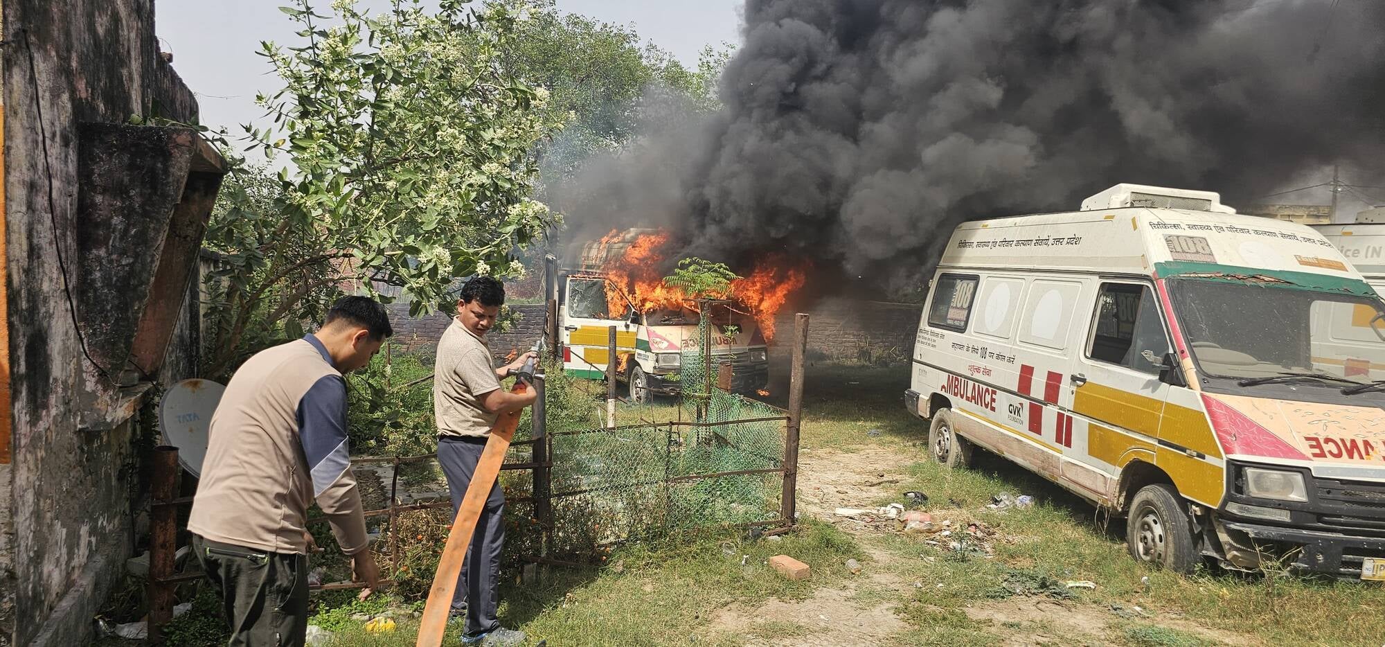 फोटो 27 एंबुलेंस में लगी आग के बाद निकलता धुंआ। संवाद