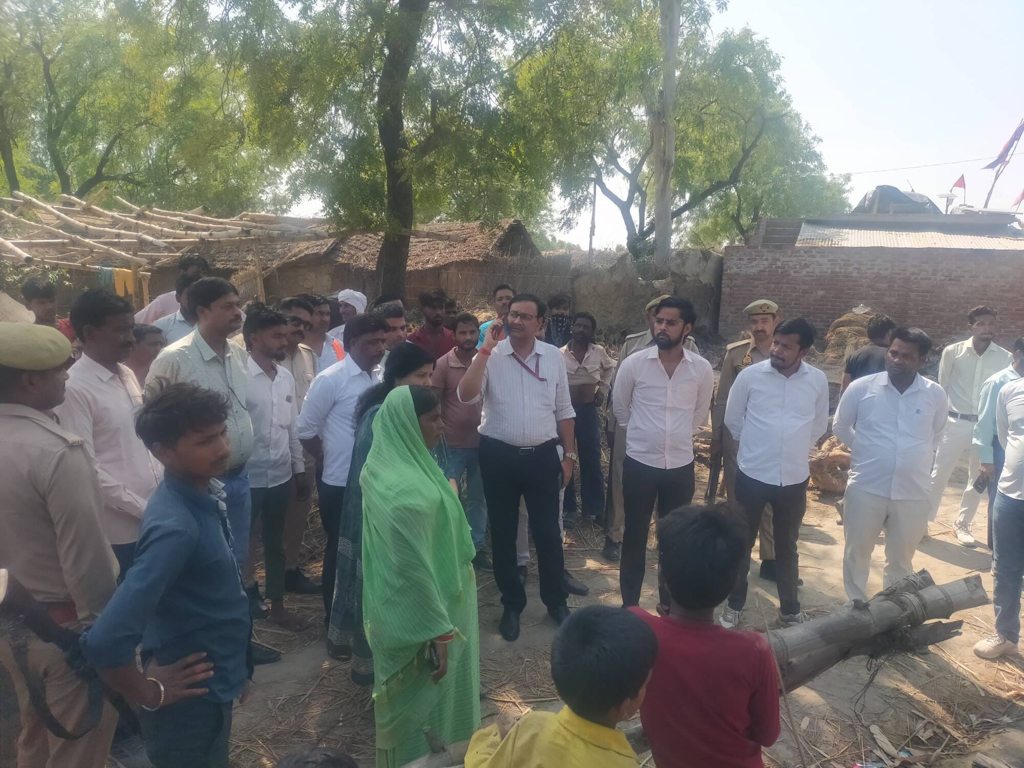 फोटो-27-मल्लाहनपुरवा गांव में तिरपाल के नीचे बैठे ग्रामीण। संवाद