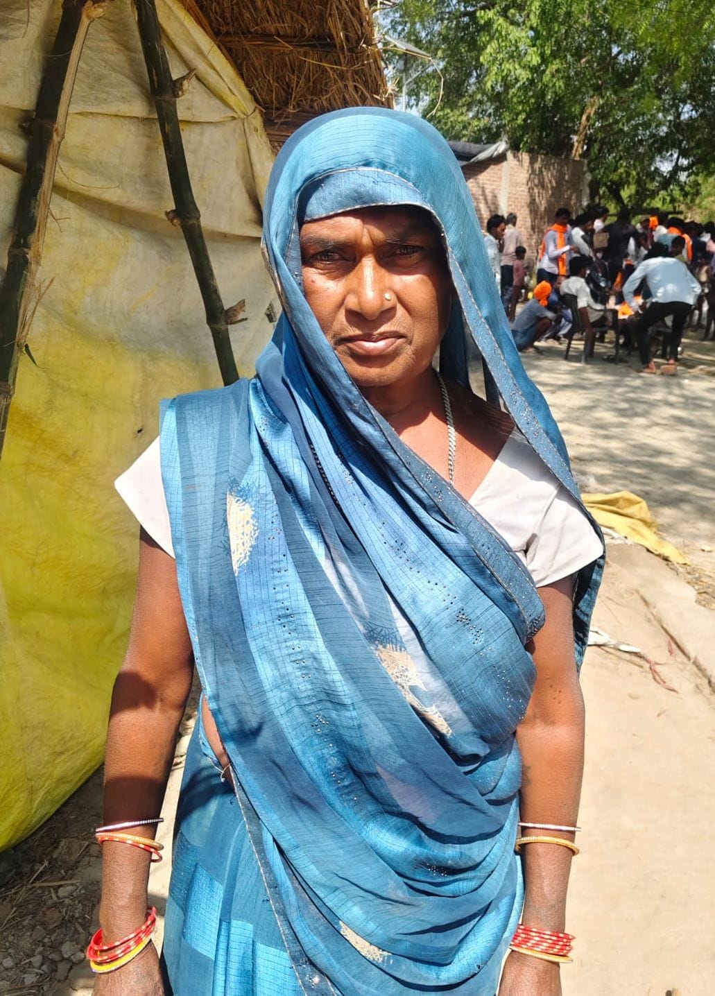 फोटो-27-मल्लाहनपुरवा गांव में तिरपाल के नीचे बैठे ग्रामीण। संवाद