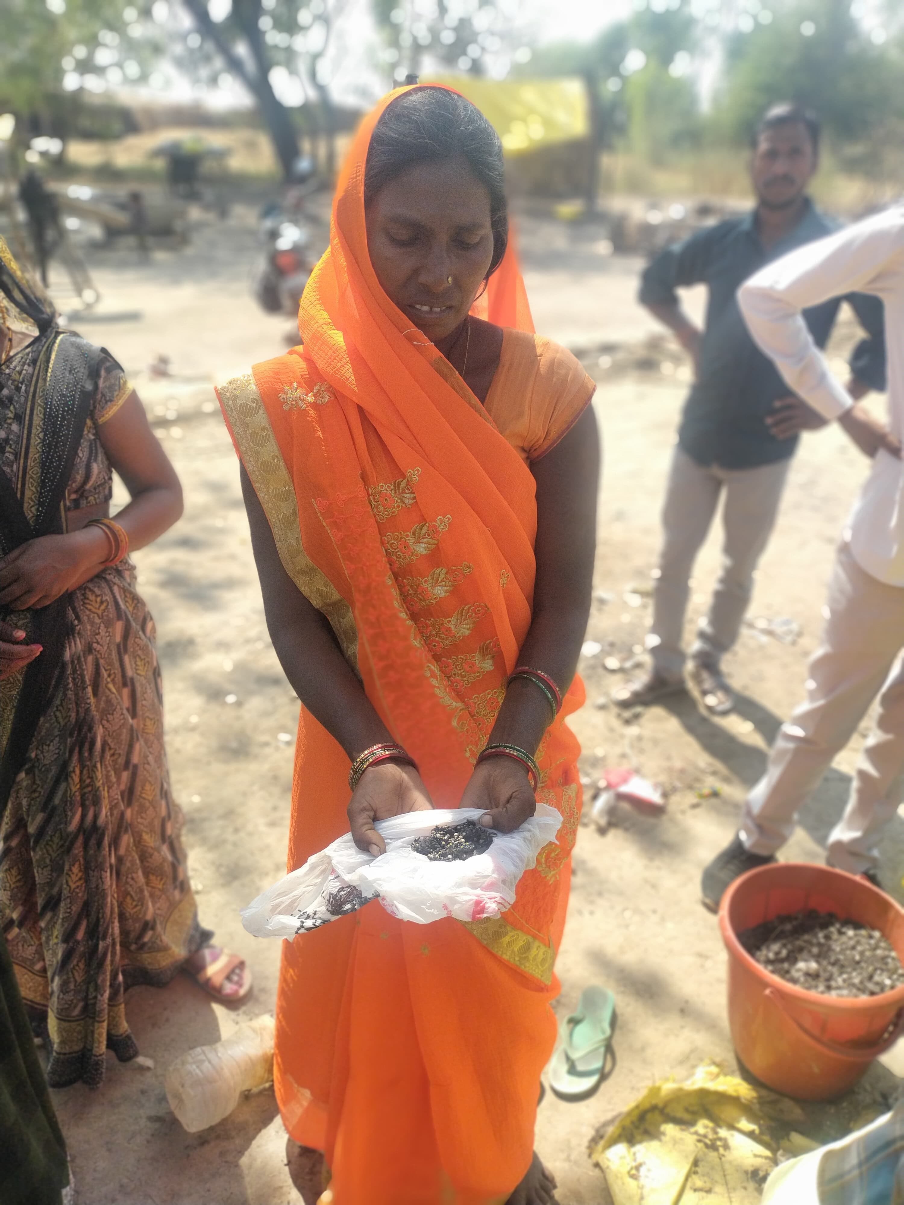 फोटो-27-मल्लाहनपुरवा गांव में तिरपाल के नीचे बैठे ग्रामीण। संवाद