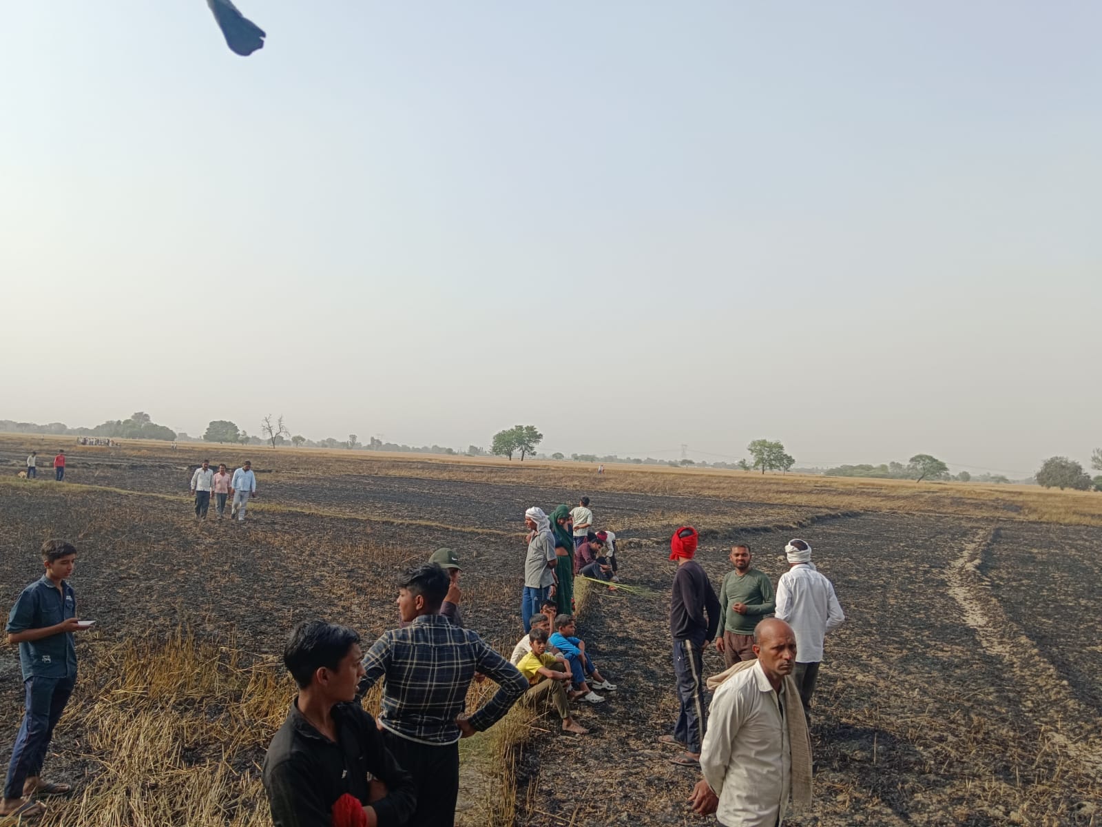 फोटो-31-गेहूं की फसल में लगी आग से उठतीं लपटें। संवाद फोटो-31-गेहूं की फसल में लगी आग से उठतीं लपटें। संवाद