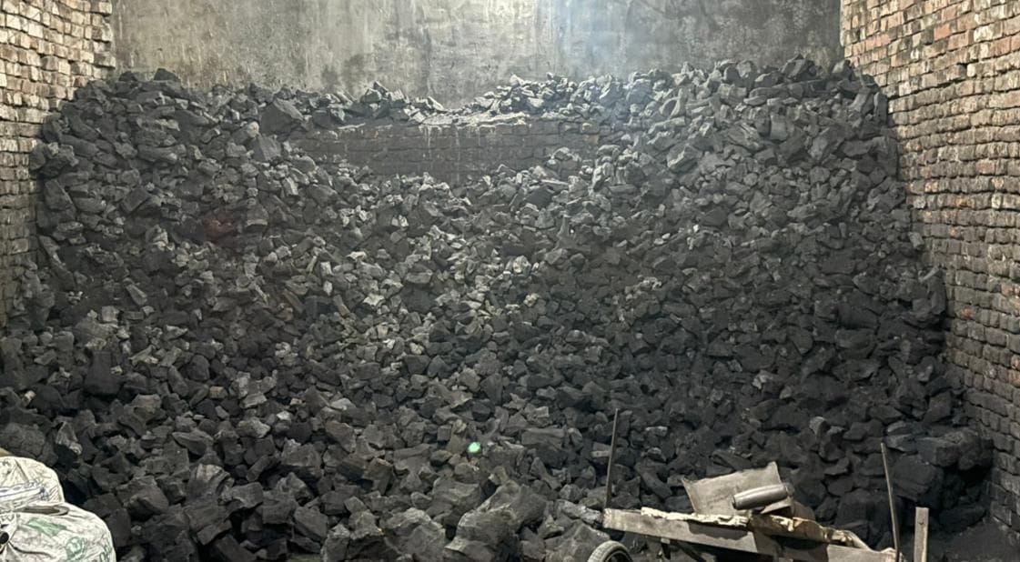 फोटो 32 किला बजरिया स्थित दुकान पर बिक्री के लिए रखी लकड़ी। संवाद फोटो 32 किला बजरिया स्थित दुकान पर बिक्री के लिए रखी लकड़ी। संवाद