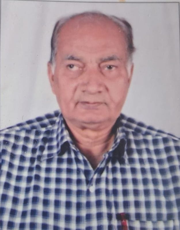फोटो-33-उन्नाव स्टेशन पर खड़ी कानपुर-बालामऊ पैसेंजर ट्रेन और चलने का इंतजार करते यात्री। संवाद
