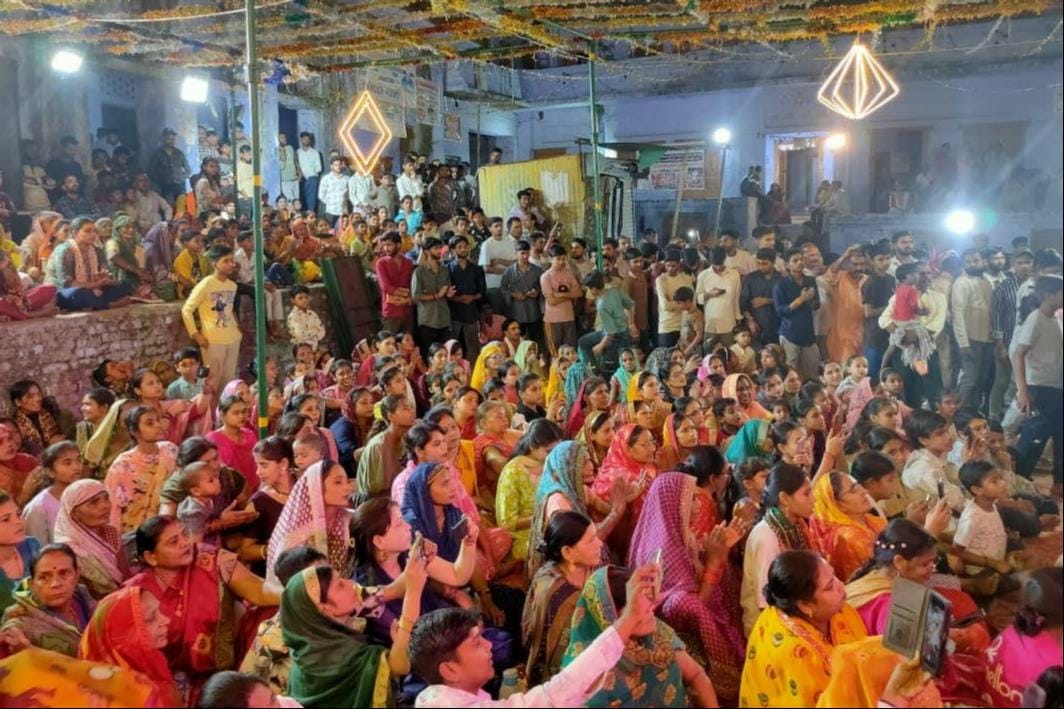 फोटो-5-बालाजी के भजन गाते गायक मोहित। संवाद