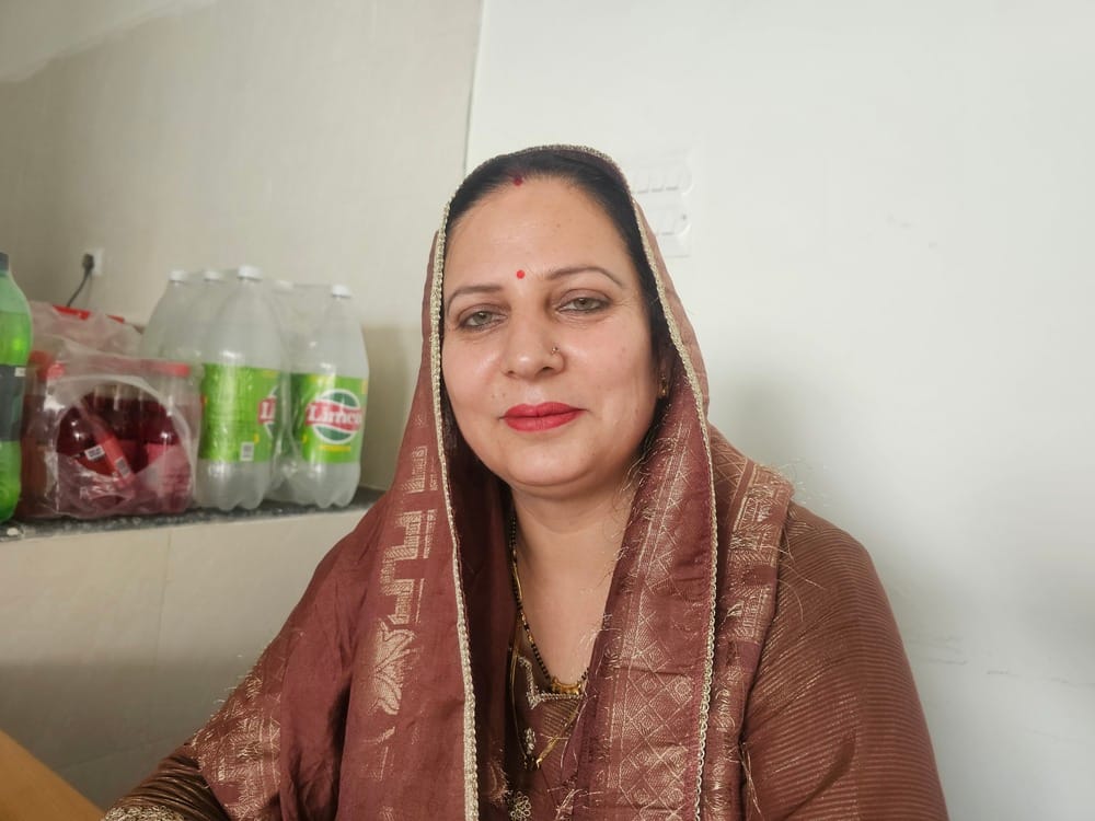 फोटो नंबर 71: महिलाओं की रसोई में नाश्ता करते लोगों की भीड़। (संवाद)