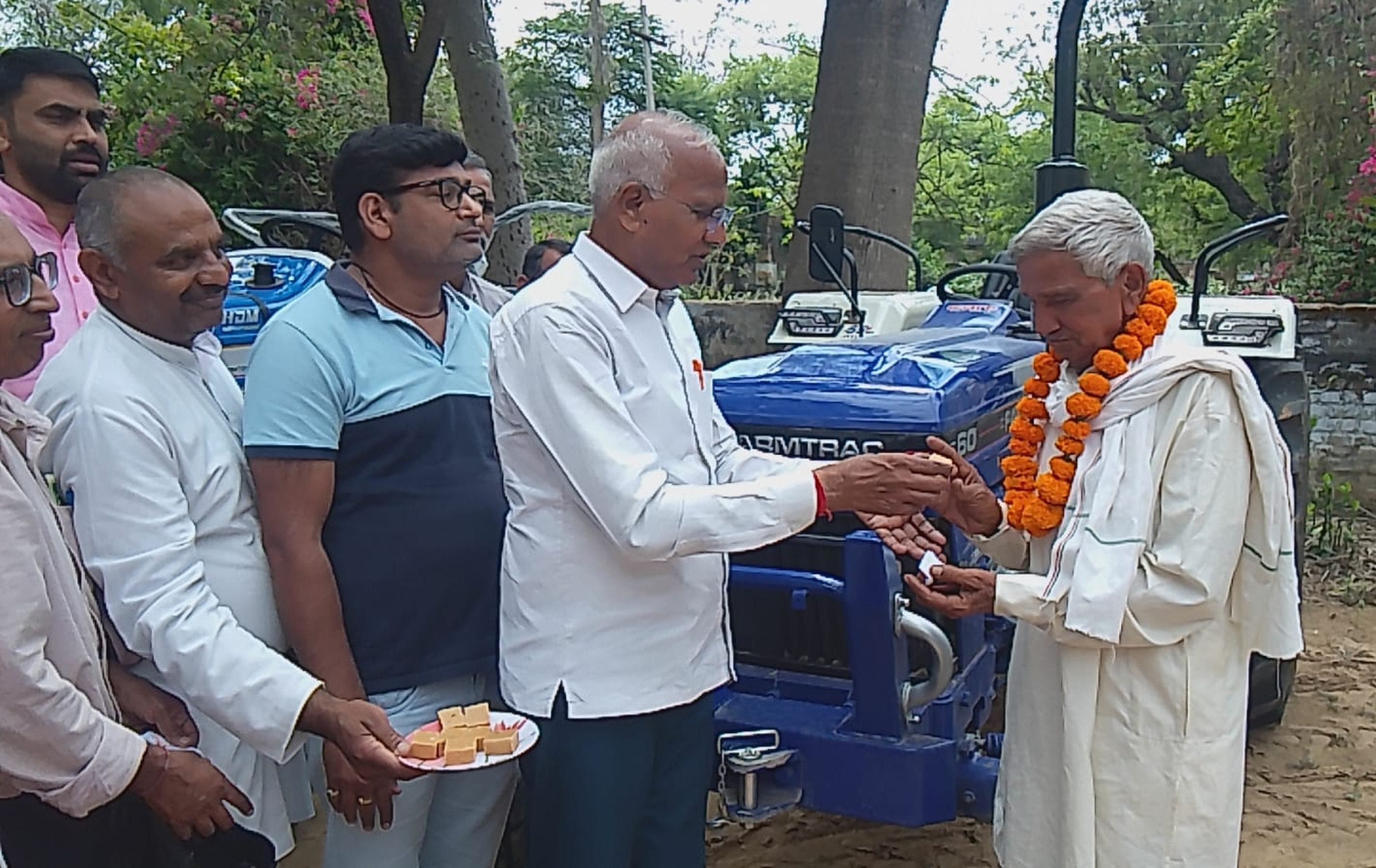 फोटो संख्या:52 शहर स्थित कृषि विभाग कार्यालय प्रांगण में मौजूद विधायक कंवर सिंह, कृषि विभाग 