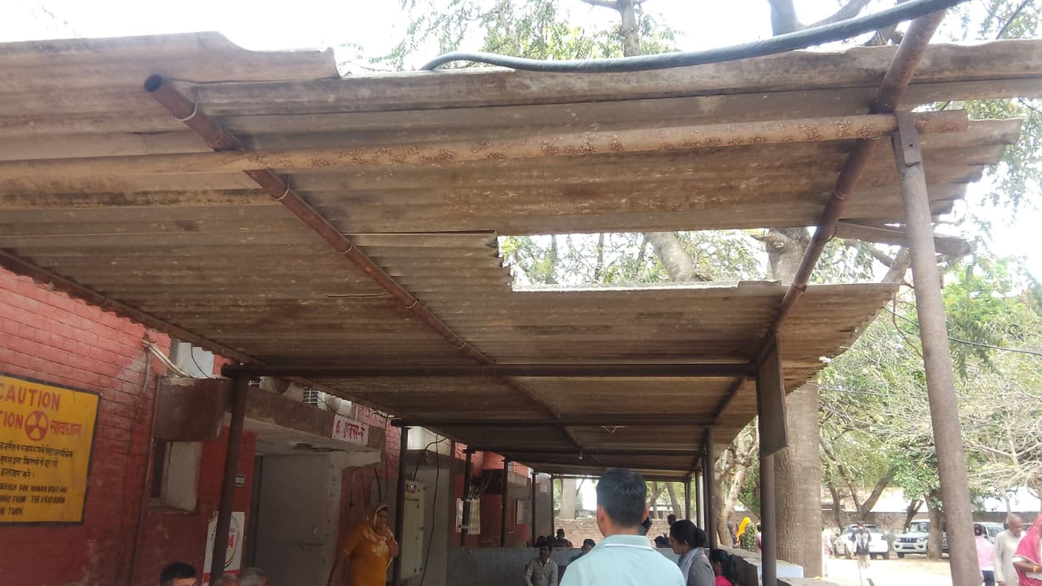 फोटो संख्या:56 नागरिक अस्पताल में एक्स-रे कक्ष के बाहर बैठे मरीज। संवाद