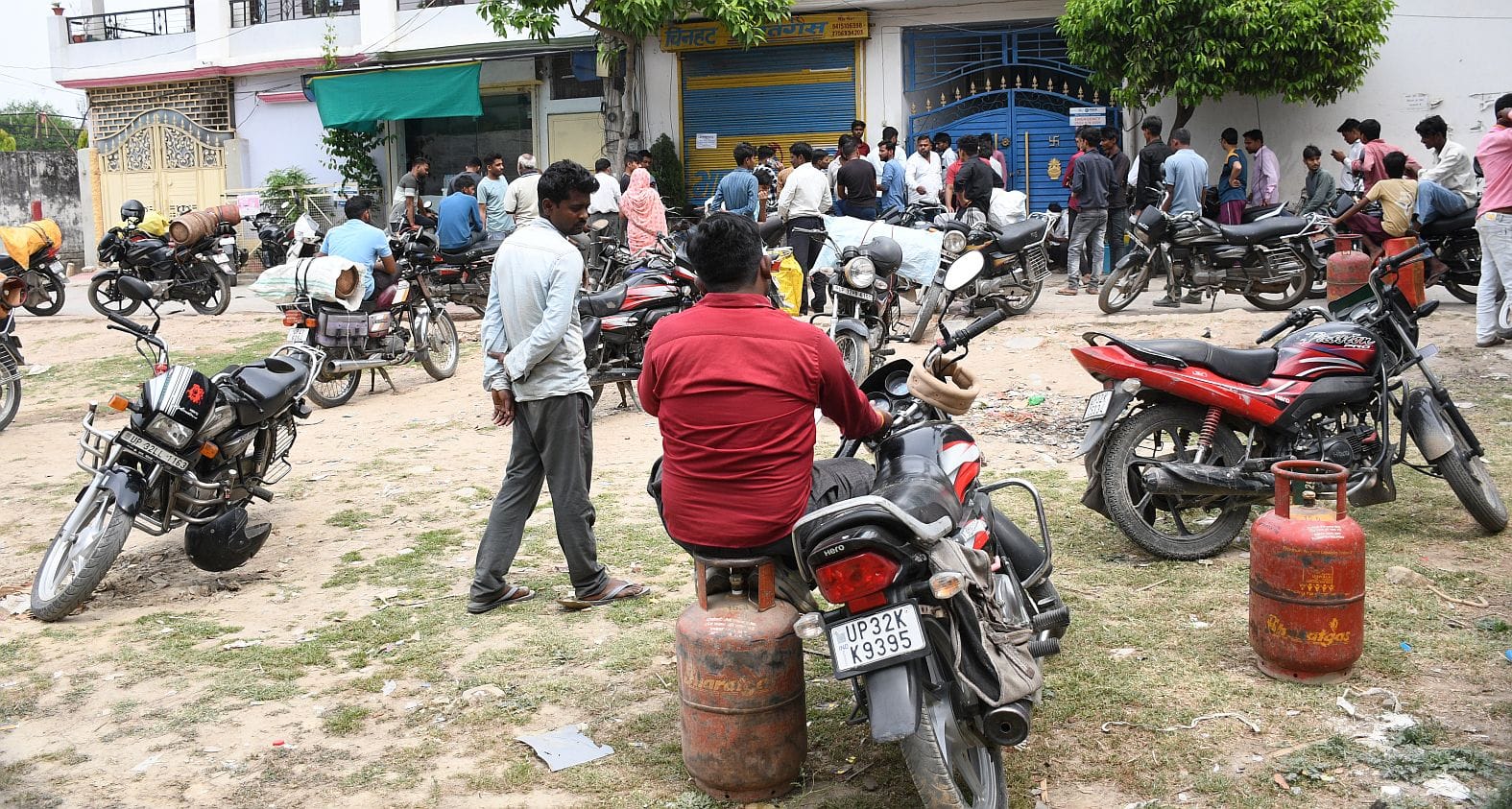 गैस के लिए परेशान उपभोक्ता। गैस के लिए परेशान उपभोक्ता।