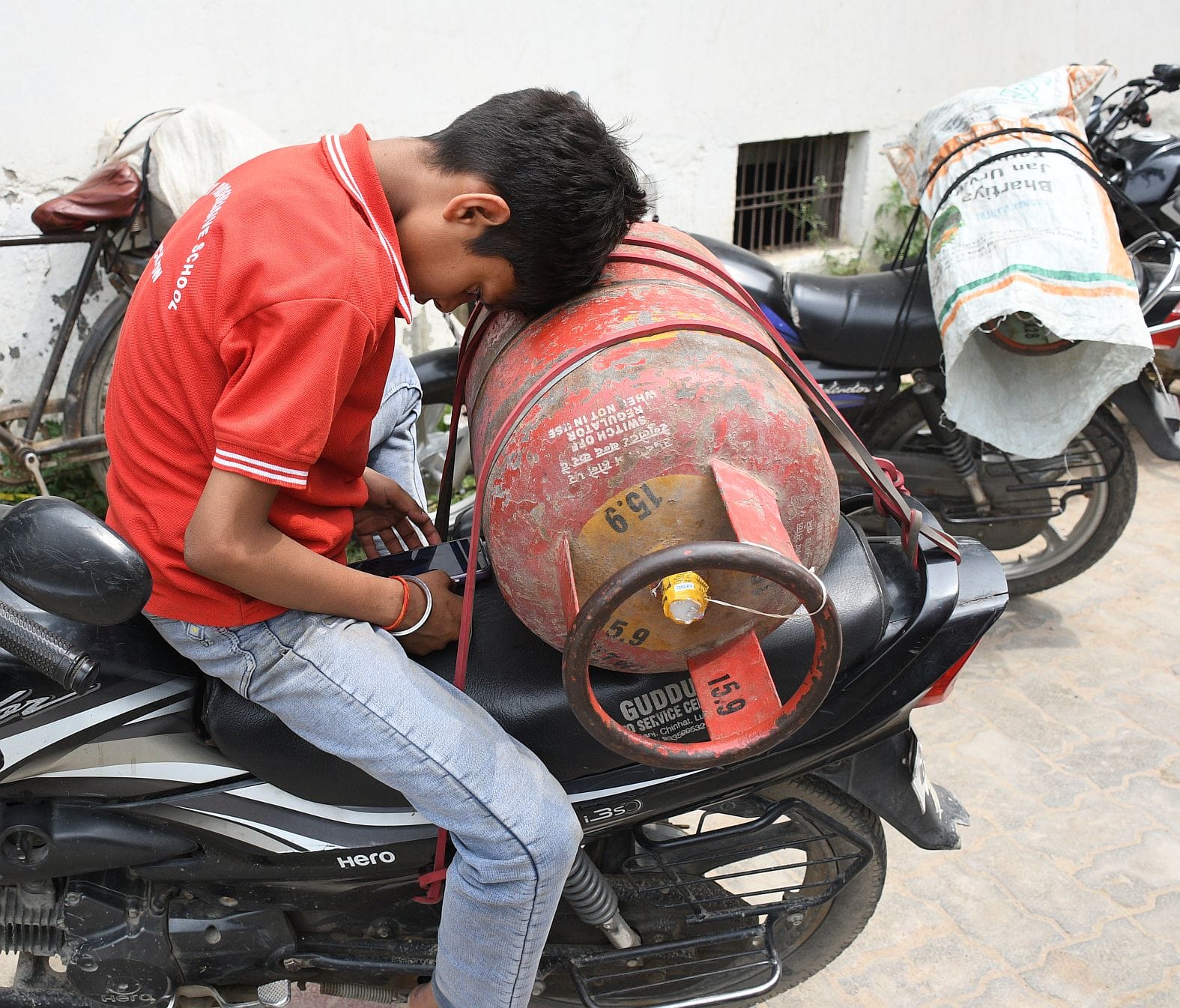 गैस के लिए परेशान उपभोक्ता। गैस के लिए परेशान उपभोक्ता।