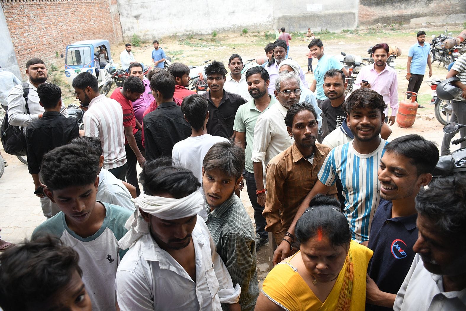 गैस के लिए परेशान उपभोक्ता। गैस के लिए परेशान उपभोक्ता।