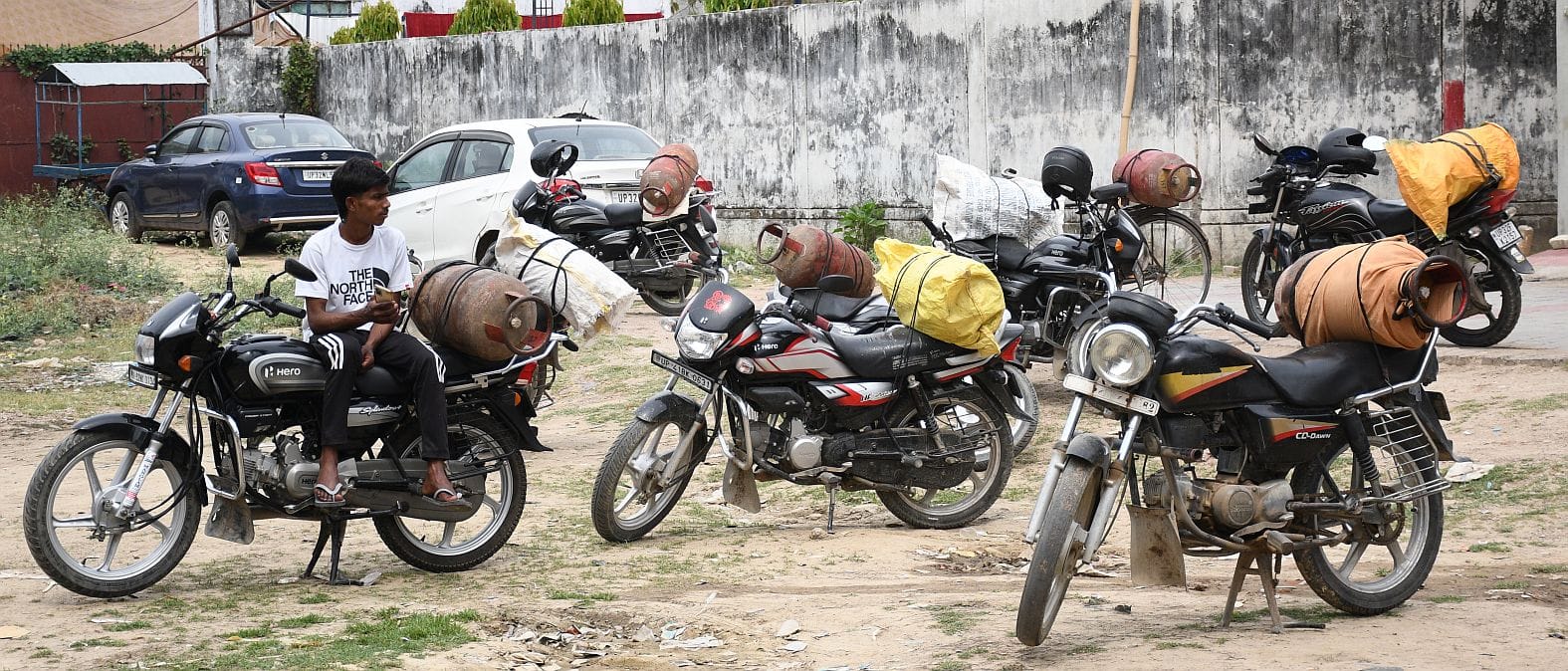 गैस के लिए परेशान उपभोक्ता। गैस के लिए परेशान उपभोक्ता।