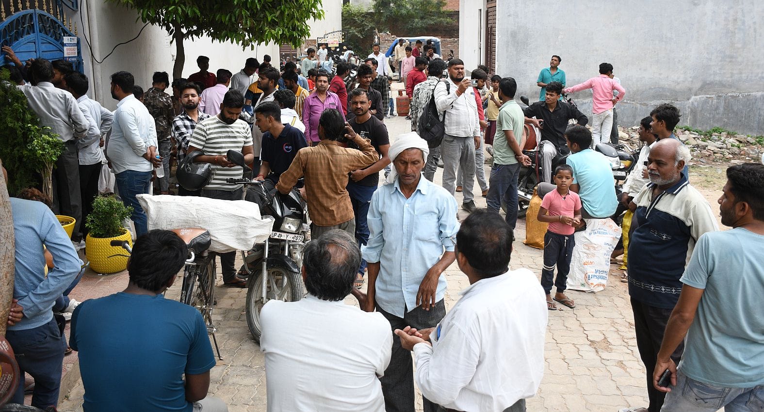 गैस के लिए परेशान उपभोक्ता। गैस के लिए परेशान उपभोक्ता।