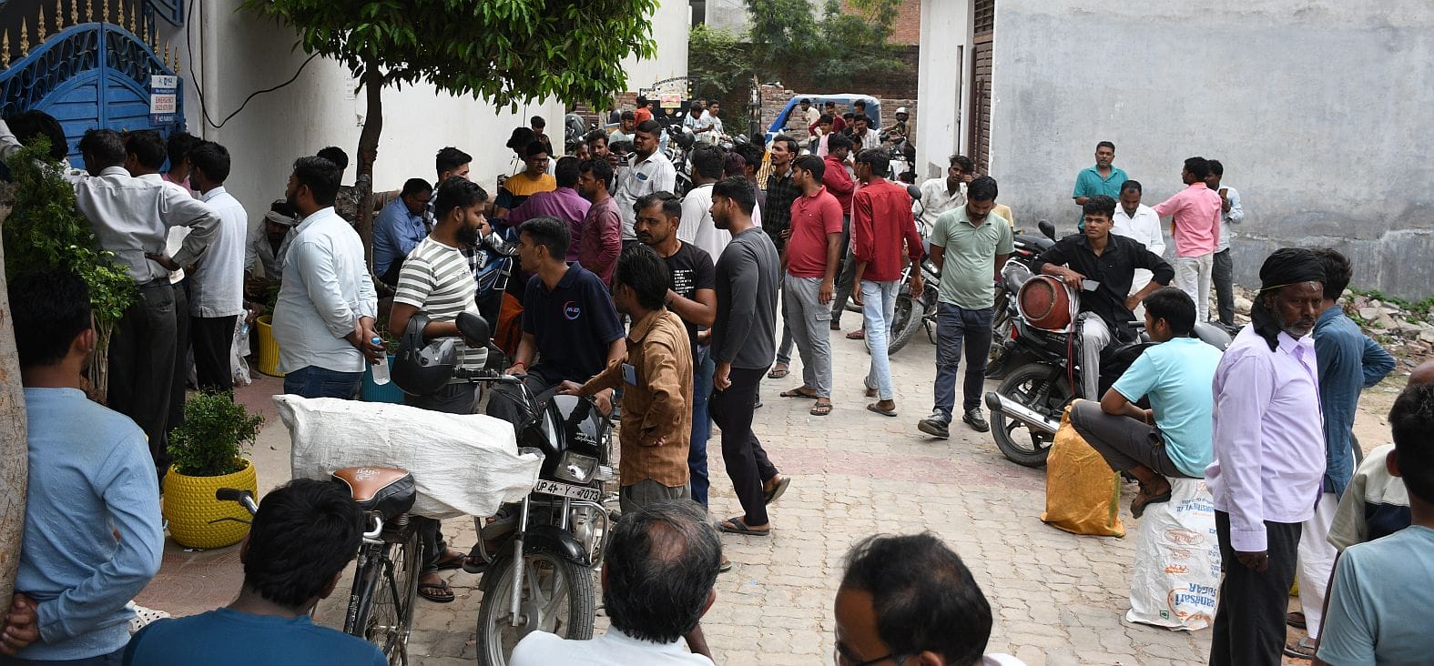 गैस के लिए परेशान उपभोक्ता। गैस के लिए परेशान उपभोक्ता।