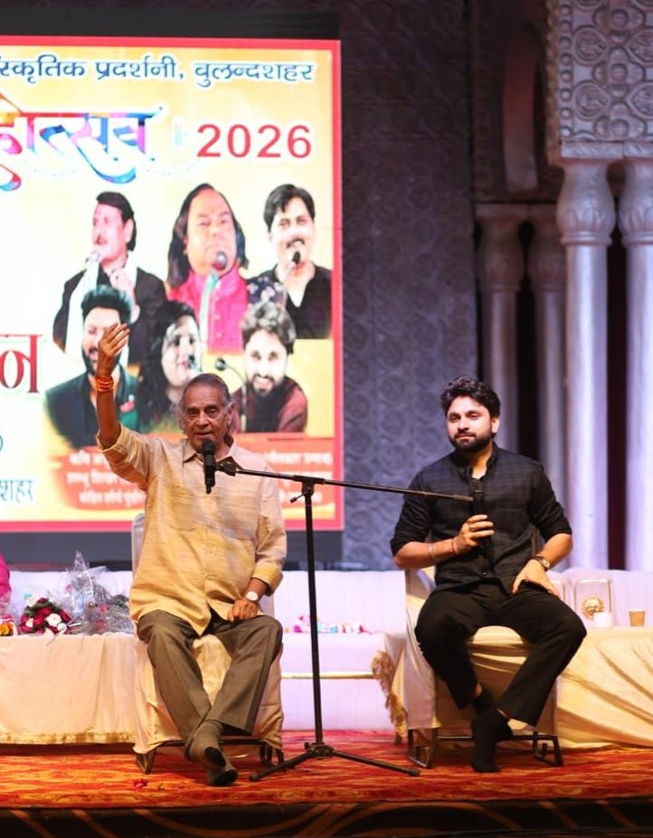 जिला प्रदर्शनी के रविंद्र नाट्यशाला में काव्यपाठ करते स्वयं श्रीवास्तव। संवाद जिला प्रदर्शनी के रविंद्र नाट्यशाला में काव्यपाठ करते स्वयं श्रीवास्तव। संवाद