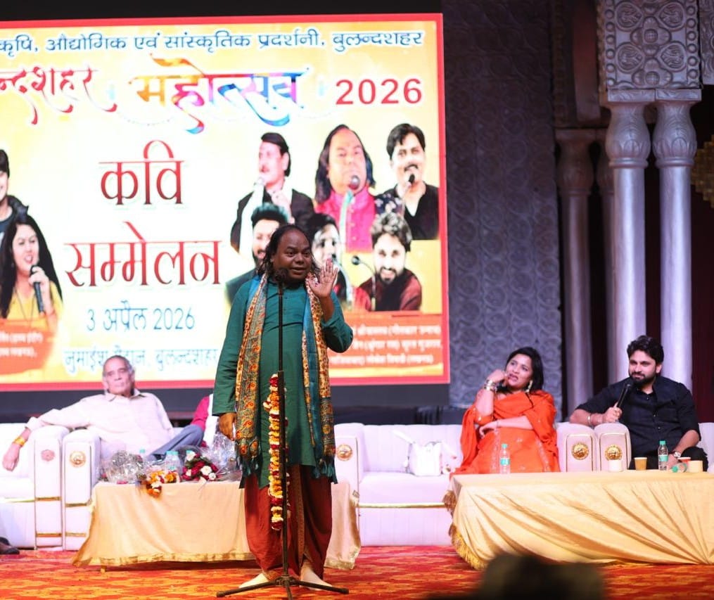 जिला प्रदर्शनी के रविंद्र नाट्यशाला में काव्यपाठ करते स्वयं श्रीवास्तव। संवाद जिला प्रदर्शनी के रविंद्र नाट्यशाला में काव्यपाठ करते स्वयं श्रीवास्तव। संवाद