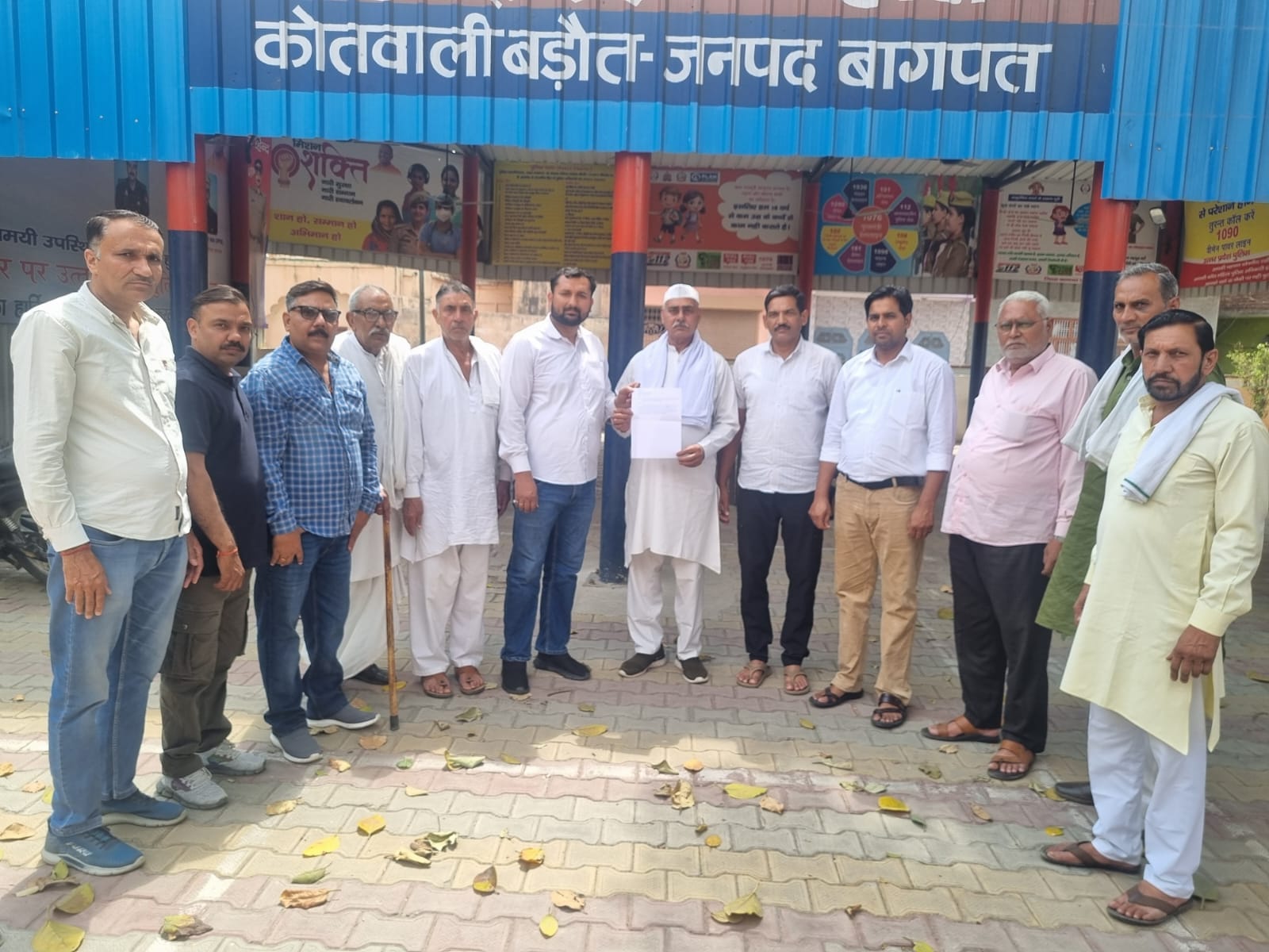 जुलूस निकालकर नारेबाजी करते हुए बागपत कोतवाली में तहरीर देने जाते रालोद नेता व कार्यकर्ता। संवा जुलूस निकालकर नारेबाजी करते हुए बागपत कोतवाली में तहरीर देने जाते रालोद नेता व कार्यकर्ता। संवा