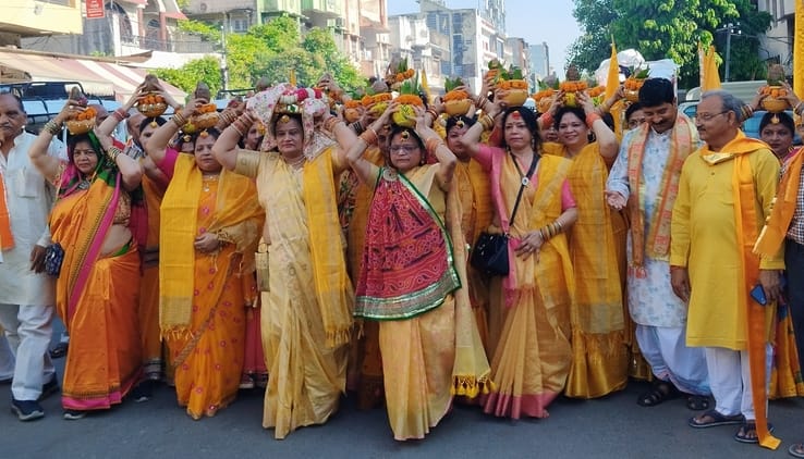 कलश यात्रा के साथ श्रीमद्भागवत कथा शुरू
