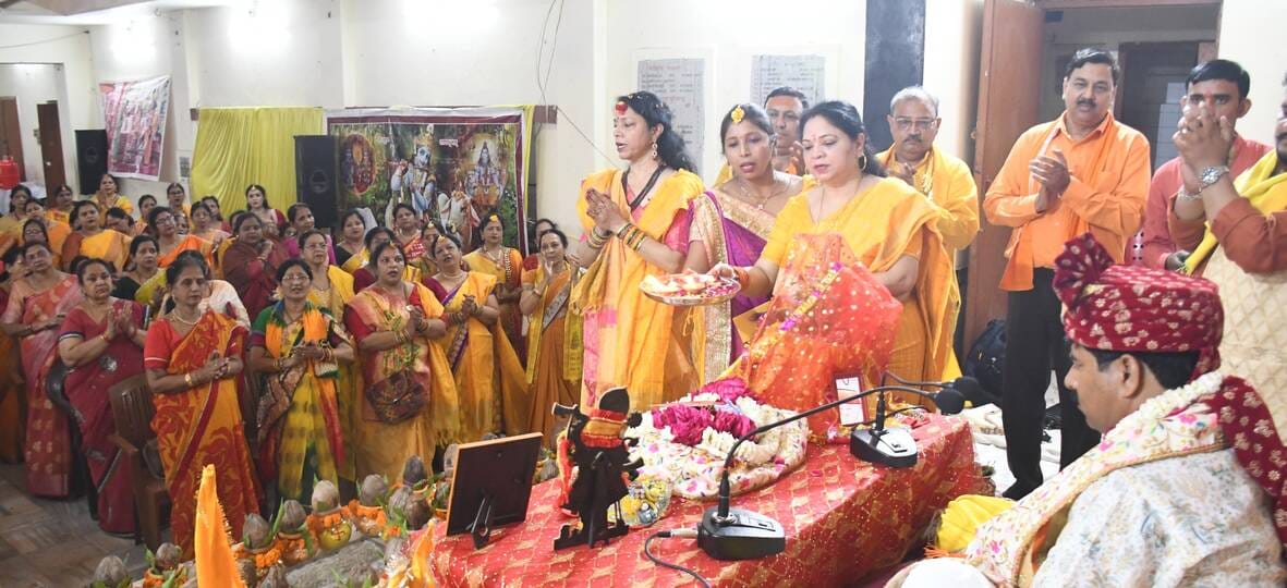 कलश यात्रा के साथ श्रीमद्भागवत कथा शुरू