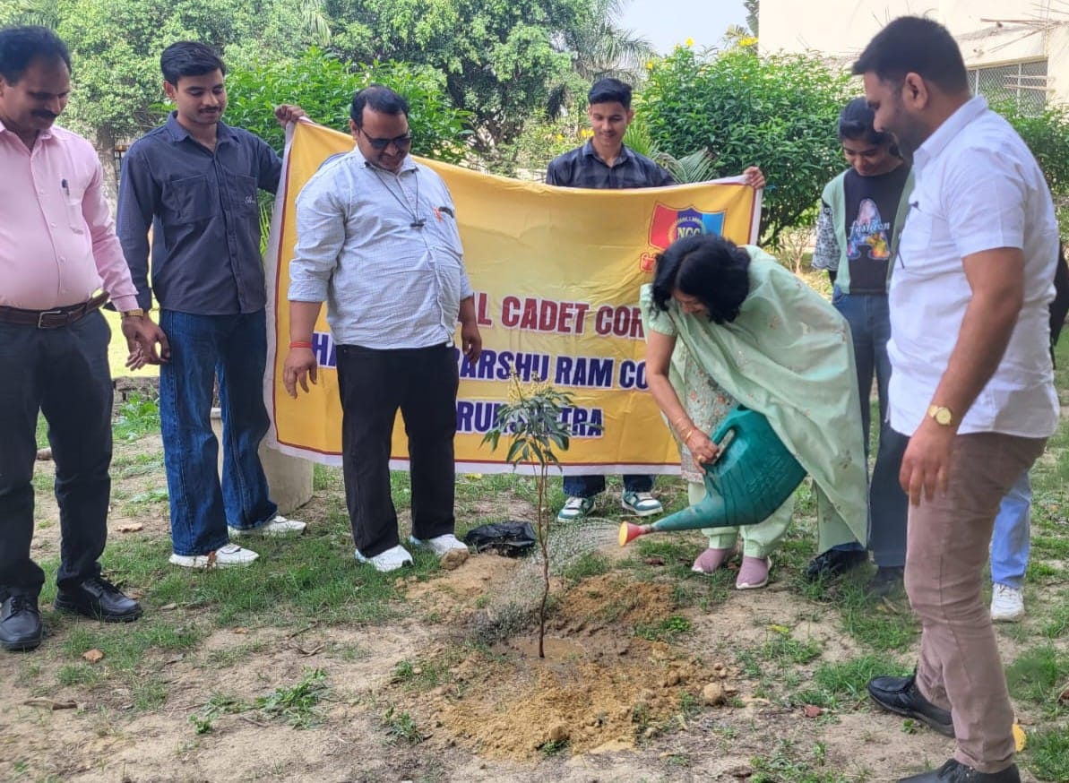 कुरुक्षेत्र। बीपीआर कॉलेज में पौधरोपण करते शिक्षक, साथ में विद्यार्थी। स्वयं
