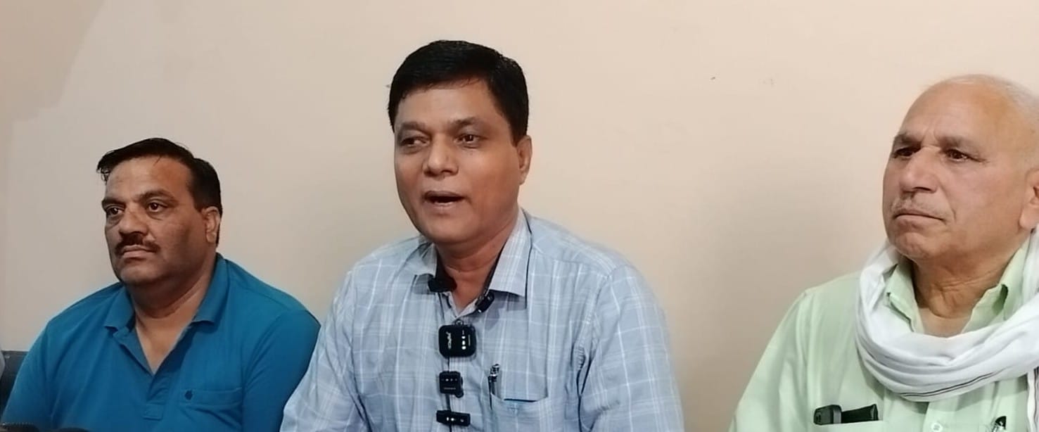 कुरुक्षेत्र। ब्राह्मण सम्मेलन को लेकर जानकारी देते एडवोकेट राजकुमार शर्मा एवं अन्य। स्वयं कुरुक्षेत्र। ब्राह्मण सम्मेलन को लेकर जानकारी देते एडवोकेट राजकुमार शर्मा एवं अन्य। स्वयं