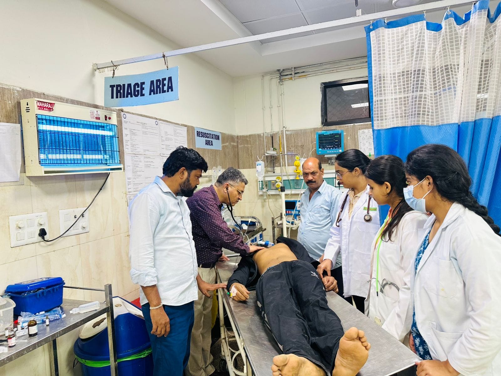 कुरुक्षेत्र। छात्र का इलाज करते डॉ। स्वयं