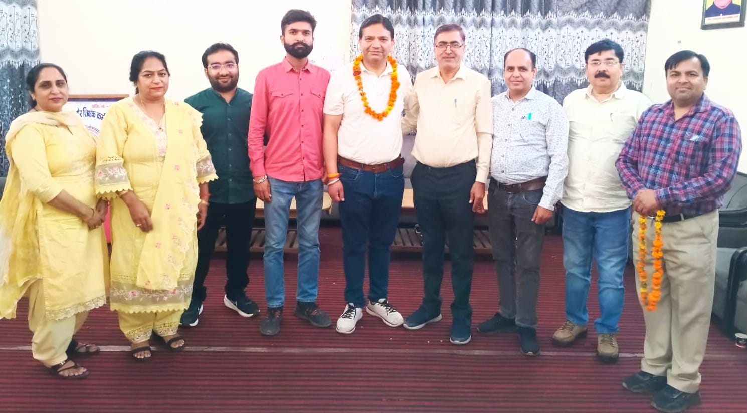 कुरुक्षेत्र। पंजाबी सभा के प्रधान रुपेश खन्ना संग कार्यकारिणी सदस्य। स्वयं