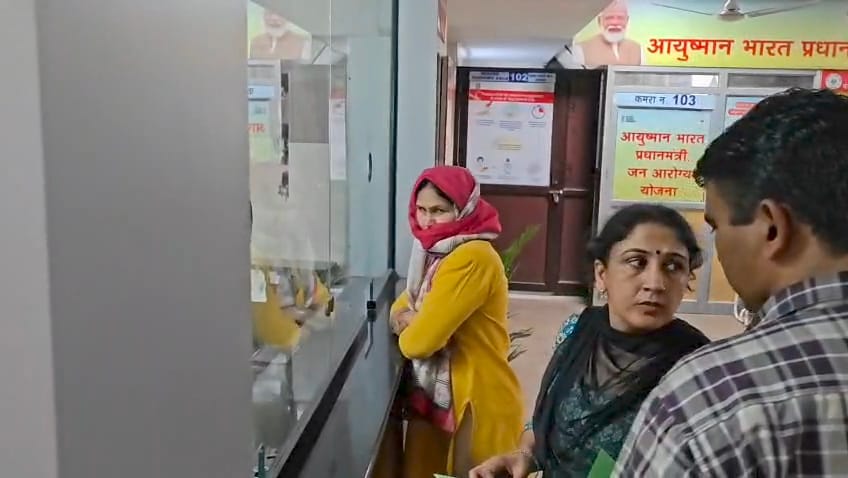 कुरुक्षेत्र। रंगे हाथ पकड़े जाने के बाद एसीबी की टीम एएसआई शर्मिला मलिक को अपने साथ मेडिकल करव