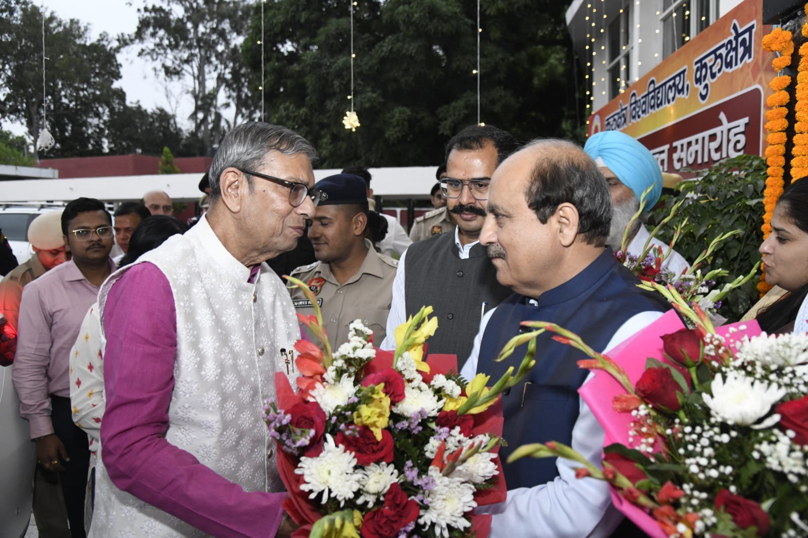 कुरुक्षेत्र। राज्यपाल प्रो आशिम कुमार घोष का स्वागत करते कुलपति डॉ सोमनाथ सचदेवा व अन्य। स्वयं कुरुक्षेत्र। राज्यपाल प्रो आशिम कुमार घोष का स्वागत करते कुलपति डॉ सोमनाथ सचदेवा व अन्य। स्वयं