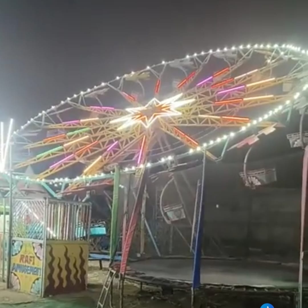 लाडवा। माता बाला सुंदरी मेले में लगाए गए झूले, जो बंद करने के बाद सूने पड़े रहे। संवाद लाडवा। माता बाला सुंदरी मेले में लगाए गए झूले, जो बंद करने के बाद सूने पड़े रहे। संवाद