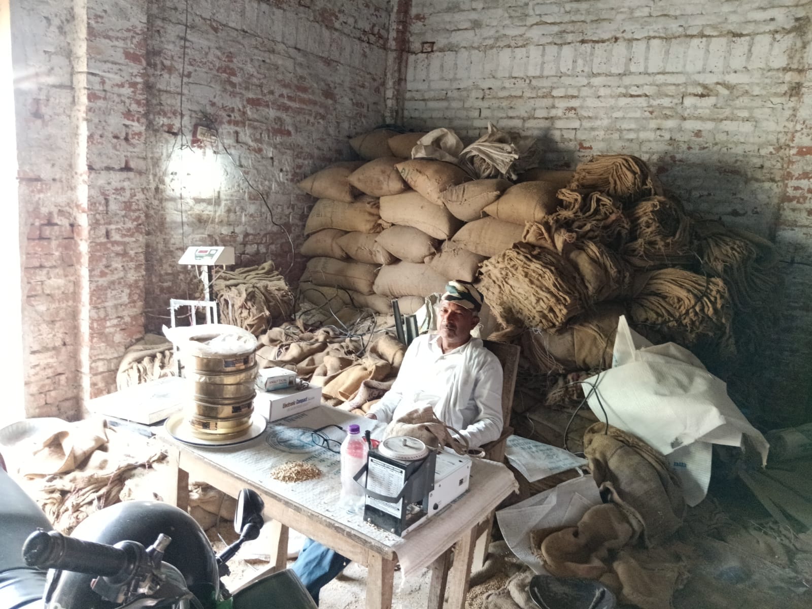 मेडरहा गेहूं खरीद केंद्र का निरीक्षण करती नायब तहसीलदार। संवाद मेडरहा गेहूं खरीद केंद्र का निरीक्षण करती नायब तहसीलदार। संवाद