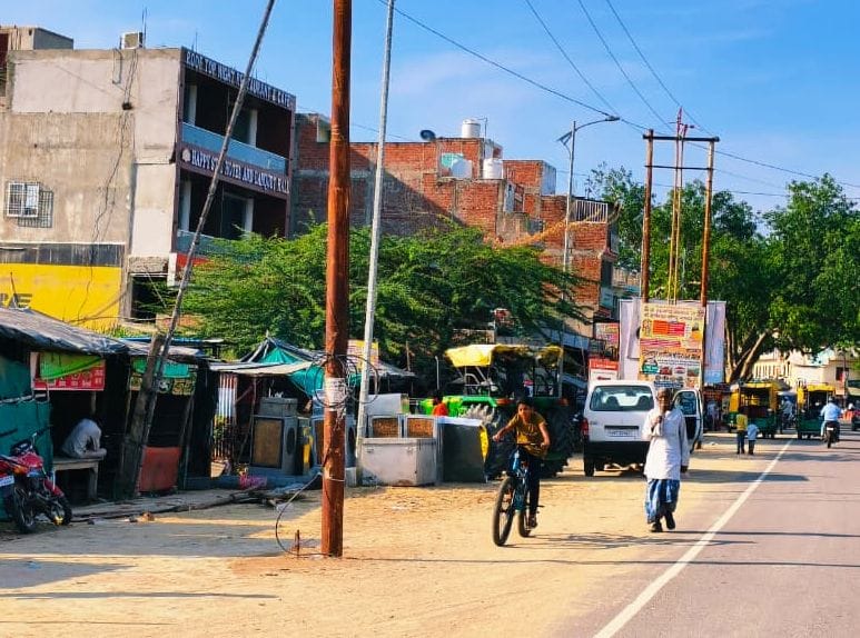 महामाया क्षत्रावास के पास सड़क की पटरी पर लगे बिजली के खंभे। संवाद महामाया क्षत्रावास के पास सड़क की पटरी पर लगे बिजली के खंभे। संवाद