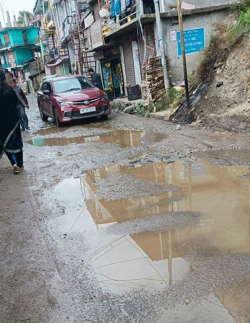 नित्थर बाजार में सडक़ पर जलभराव, लोग परेशान। संवाद