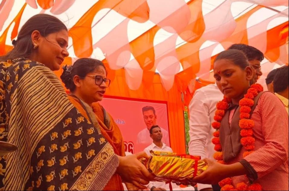 पीएमश्री विद्यालय हारीपुर में बच्चों को किताबें देतीं डीएम व सीडीओ और टियाथोक के प्राथमिक विद् पीएमश्री विद्यालय हारीपुर में बच्चों को किताबें देतीं डीएम व सीडीओ और टियाथोक के प्राथमिक विद्