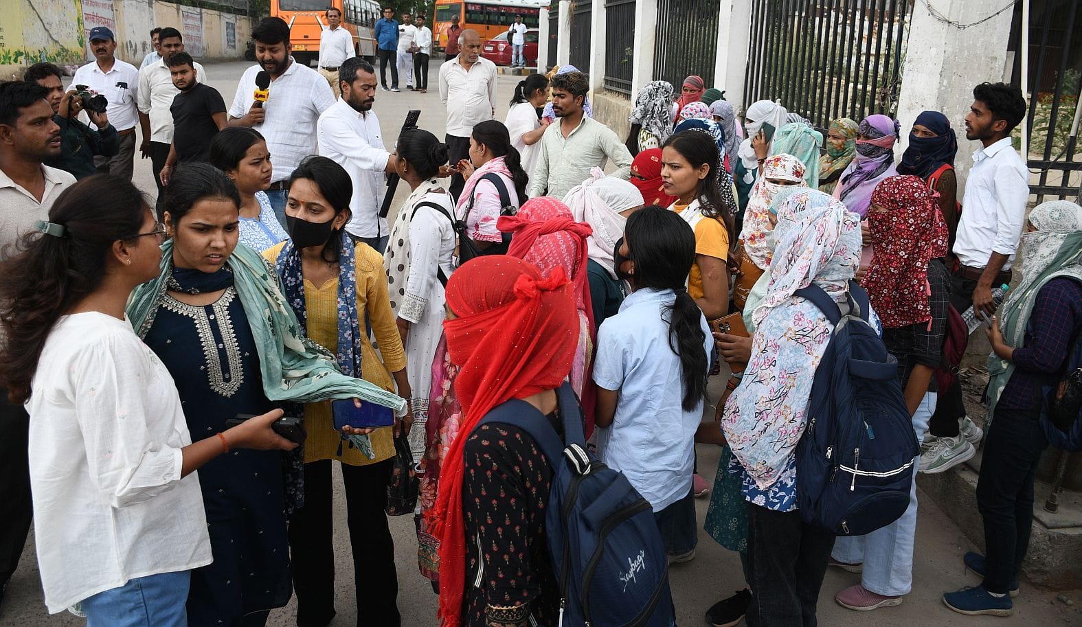 प्रदर्शन करते कर्मचारी। प्रदर्शन करते कर्मचारी।