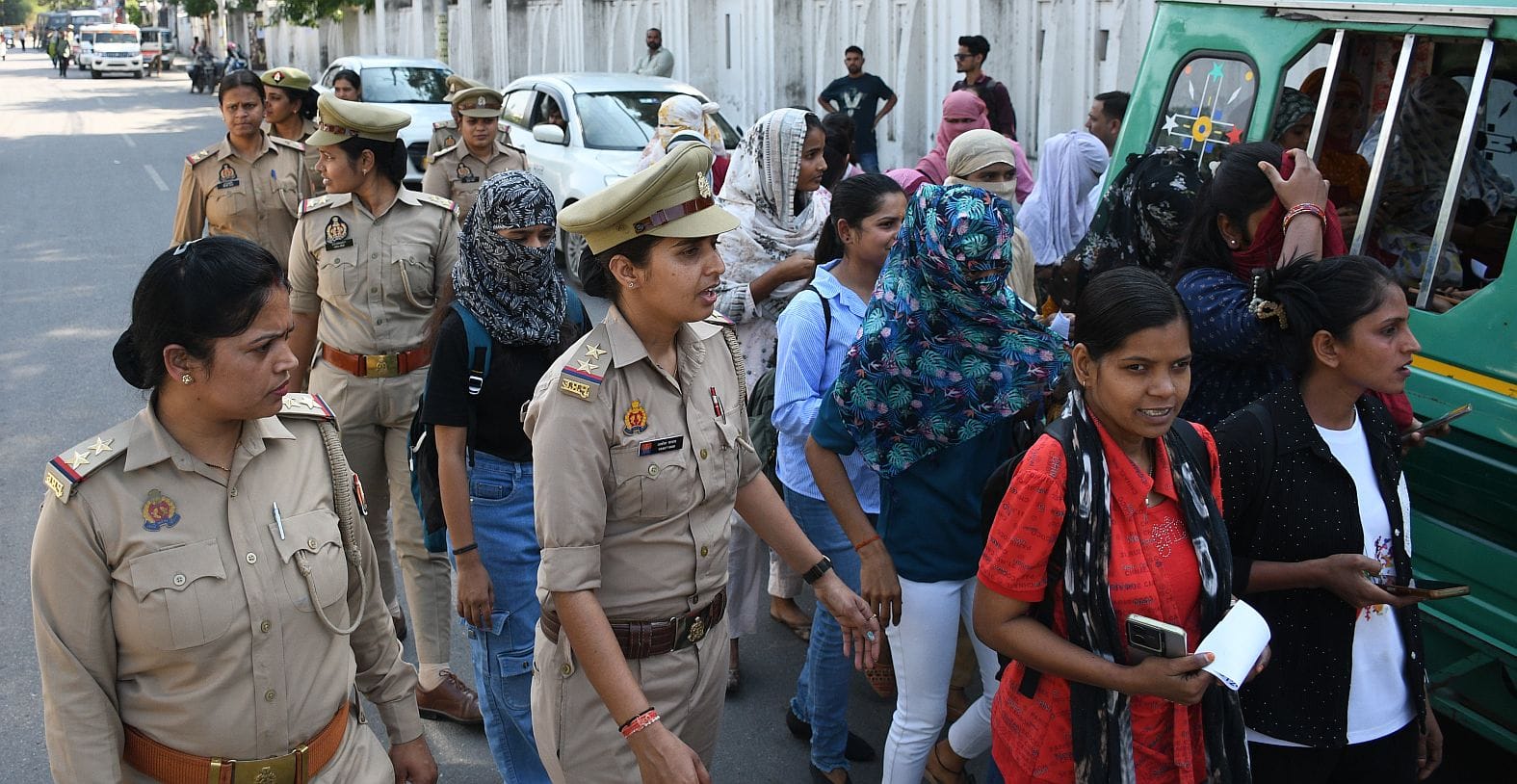 प्रदर्शन करते कर्मचारी। प्रदर्शन करते कर्मचारी।
