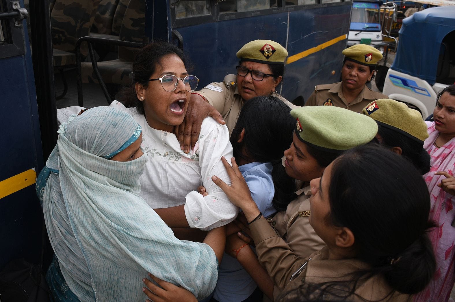 प्रदर्शन करते कर्मचारी। प्रदर्शन करते कर्मचारी।