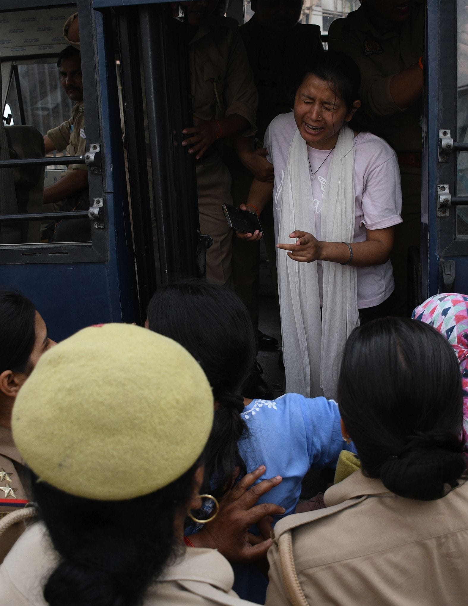 प्रदर्शन करते कर्मचारी। प्रदर्शन करते कर्मचारी।