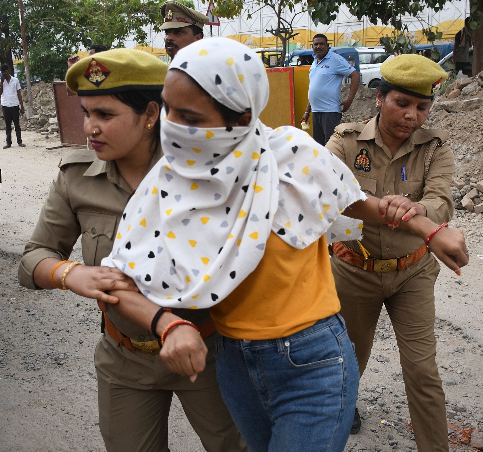 प्रदर्शन करते कर्मचारी। प्रदर्शन करते कर्मचारी।