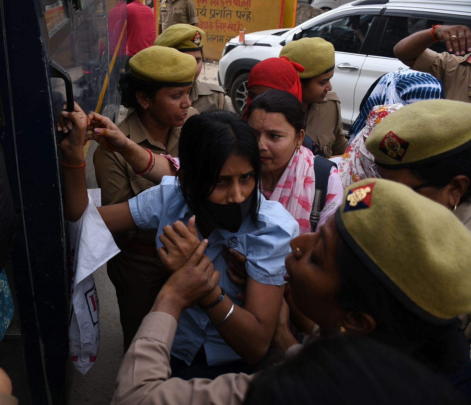 प्रदर्शन करते कर्मचारी। प्रदर्शन करते कर्मचारी।