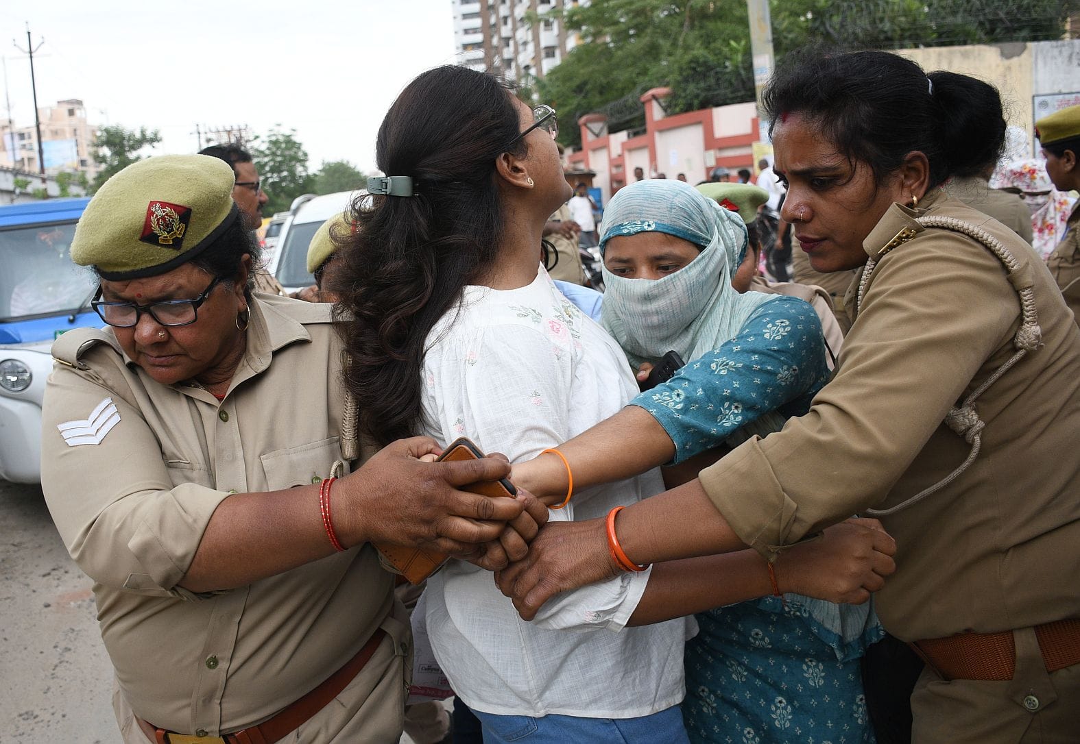 प्रदर्शन करते कर्मचारी। प्रदर्शन करते कर्मचारी।